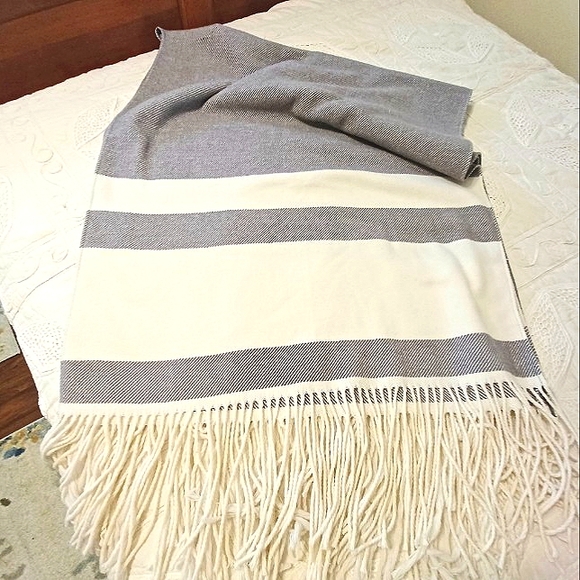 EUC! Reduced price due to Redford’s passing. Sundance Softest Blanket wrap - Picture 3 of 6